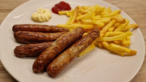 Grillwurst mit Bratkartoffel in der Heißluftfritteuse gebraten