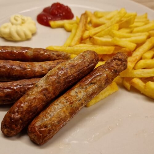 Grillwurst mit Bratkartoffeln in der Heißluftfritteuse-gebraten