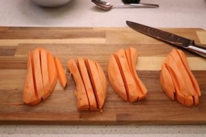 Süßkartoffelwürfel braten im Airfryer