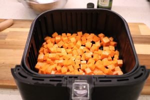 Süßkartoffelwürfel braten im Airfryer