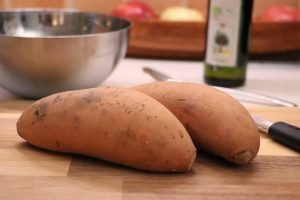 Süßkartoffelwürfel braten im Airfryer