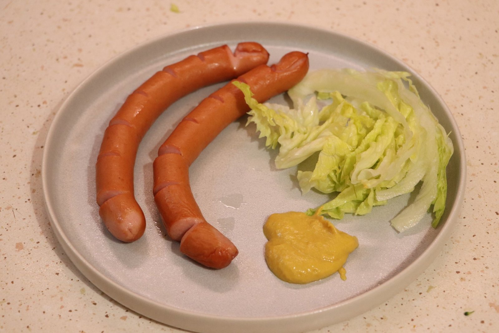 Würstchen braten im Airfryer, auf dem Teller