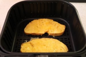 Armer Ritter backen im Airfryer, zwei Scheiben