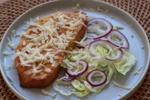 Armer Ritter in der Heißluftfritteuse backen mit Käse, auf Teller