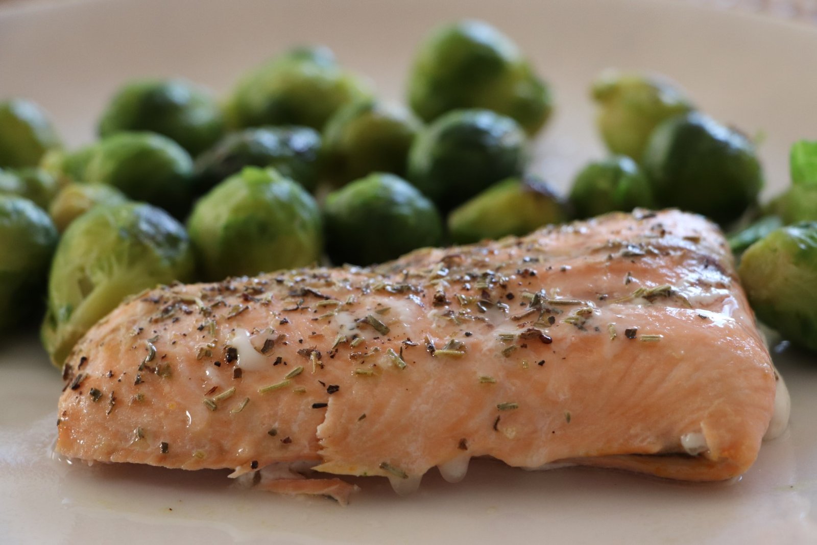 Gefrorener Lachs zubereitet auf einem Teller