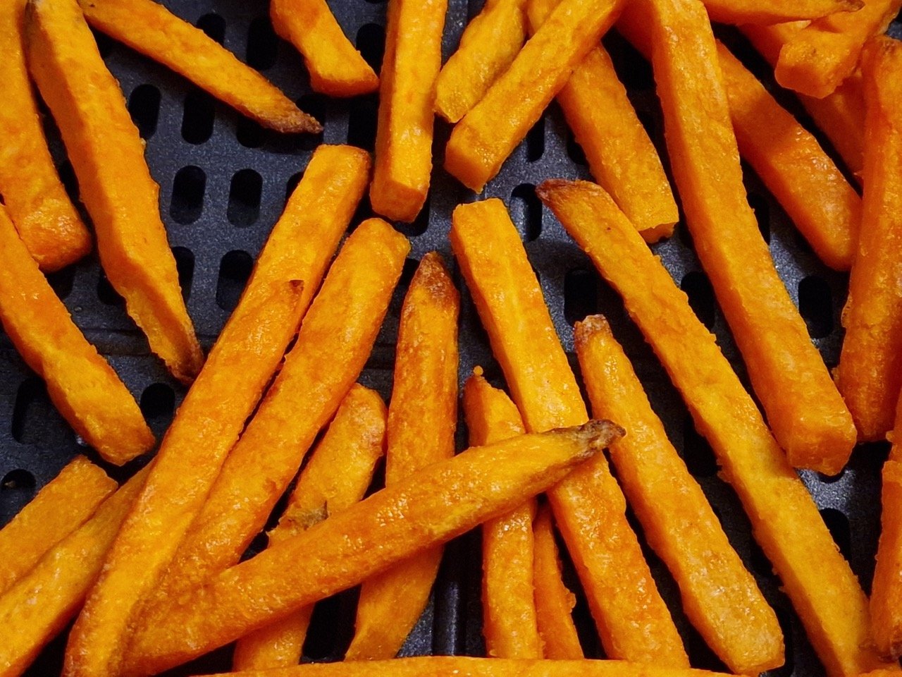 Tiefgefrorene Süßkartoffelpommes in der Heißluftfritteuse