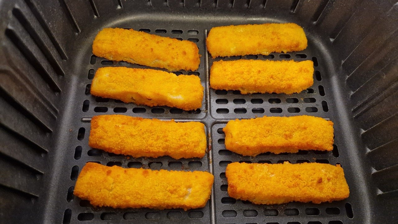 Airfryer-Fischstäbchen mit Dill-Mayonnaise und Eingelegten Gurken ...