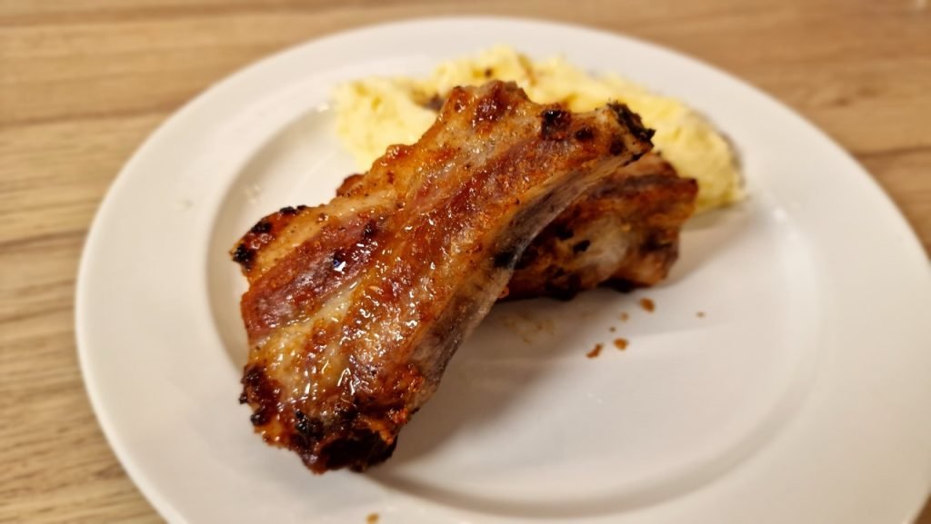 Knoblauch-Spareribs mit Kartoffelpüree aus der Heißluftfritteuse ...