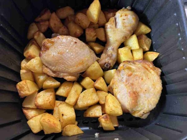 Hähnchenschenkel mit Kartoffeln im Airfryer