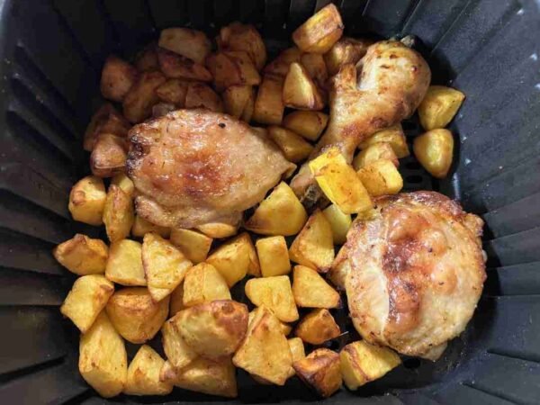 Hähnchenschenkel mit Kartoffeln im Airfryer