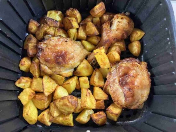 Hähnchenschenkel mit Kartoffeln im Airfryer