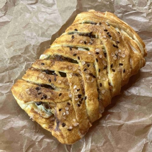 Silvester-Würstchenzopf aus Blätterteig im Airfryer