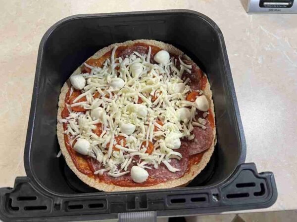 Schnelle Pizza mit Tortillaboden im Airfryer