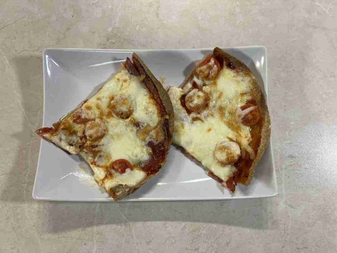 Schnelle Pizza mit Tortillaboden im Airfryer