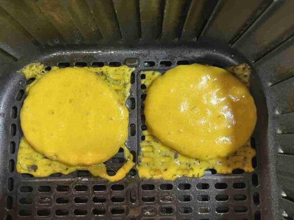 Gefrorene Cheeseburger in der Heißluftfritteuse