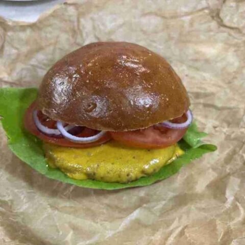 Gefrorene Cheeseburger in der Heißluftfritteuse
