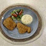 Gefrorene Schweineschnitzel in der Heißluftfritteuse