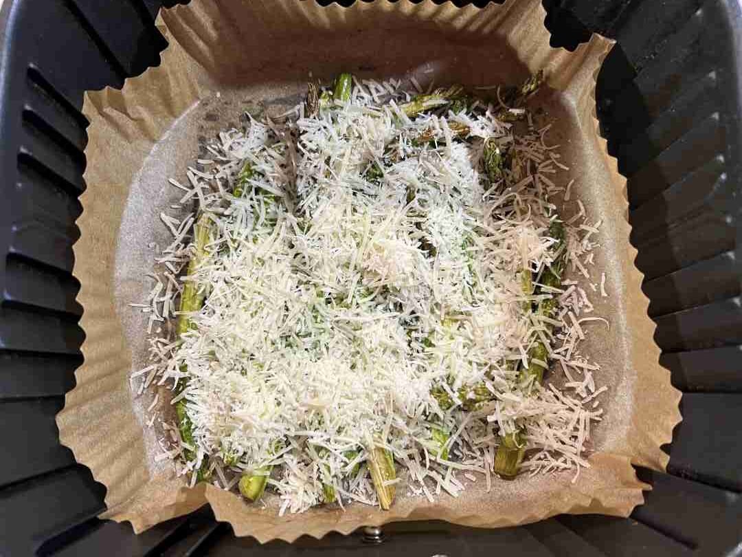 Grüner Spargel mit Parmesan im Airfryer - Meine Heißluftfritteuse