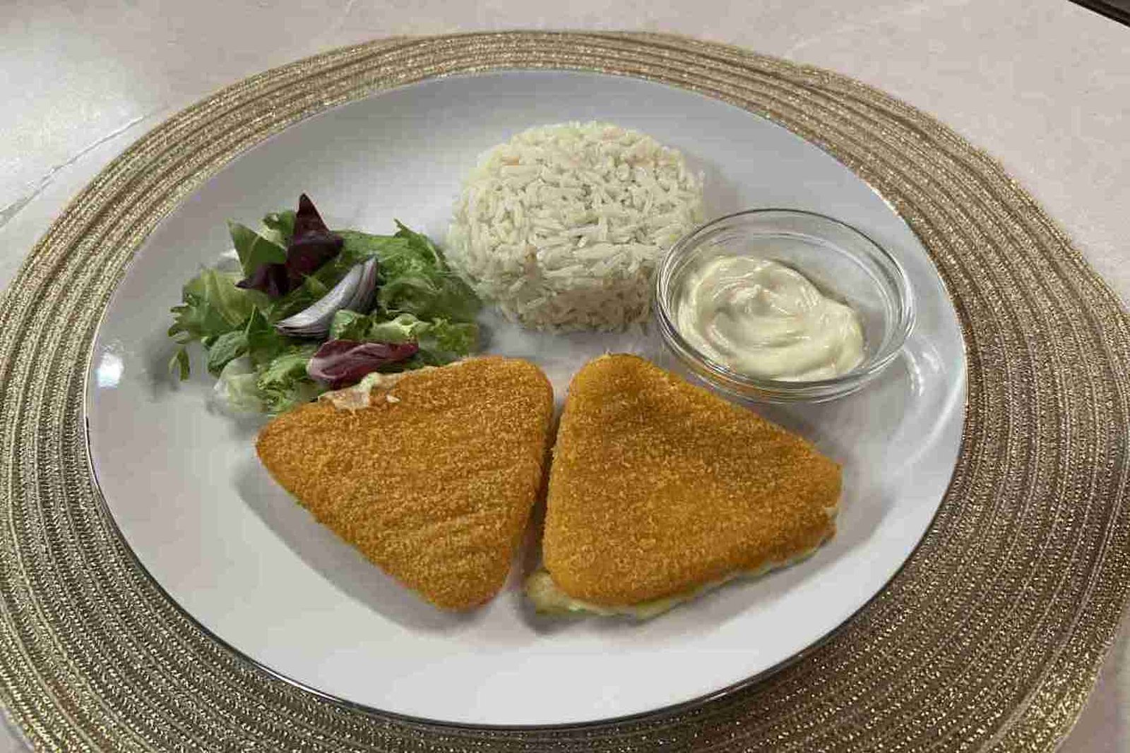Knuspriger Tiefkühl-Panierter Käse aus der Heißluftfritteuse mit Reis und Tartarsauce
